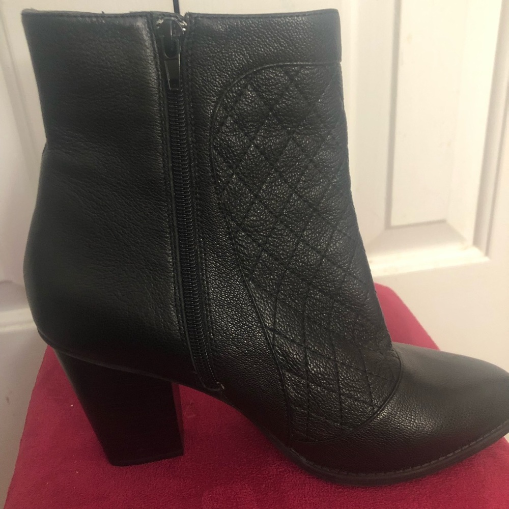 NWOT Me Too Black booties